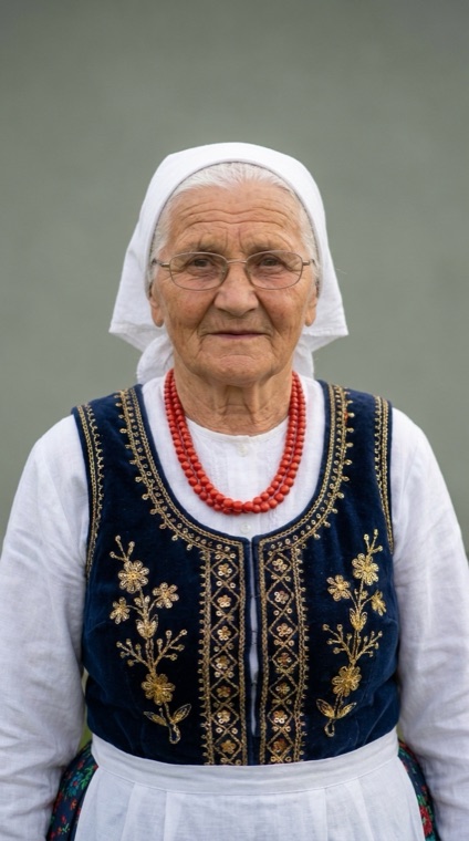 Jadwiga w chuście i haftowanej kamizelce, postać, której głosem spisany jest zeszyt